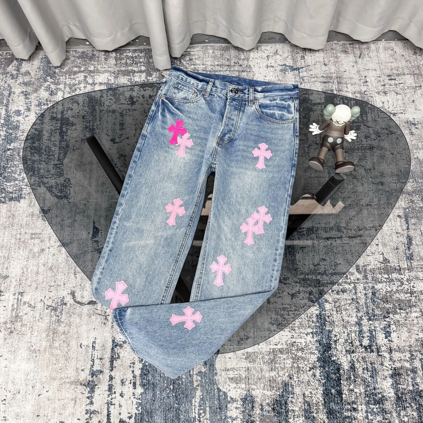 P260 Chrome Hearts 25FW CH Blue Pants Pink Leather Cross Bamboo Jeans. It adopts patchwork elements, mostly in the shape of a cross, and has glitter on the leather surface. Unique design, simple and elegant details, exquisite workmanship, the entire trousers are neatly routed, and the details are in place! It’s also so cool that both men and women can easily control it. It’s a gender-neutral trendy up version. Color: blue pants and pink leather Size: 28 30 32 34 36